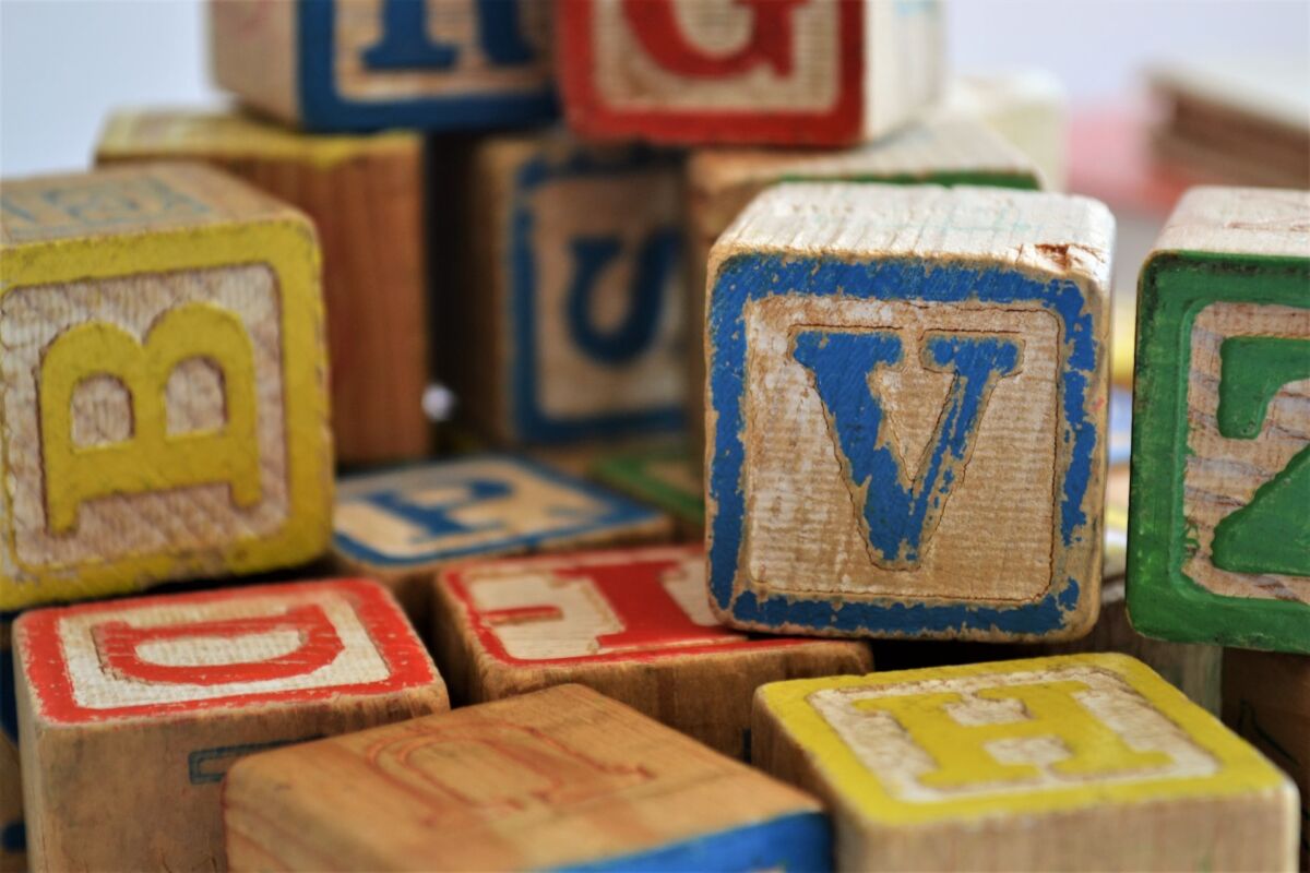 Jouets – bourse – Photo by Susan Holt Simpson on Unsplash